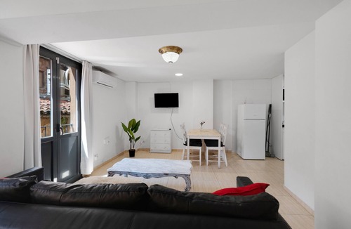 Centre Historic de Manresa Apartment | Apartment 'Wonderful Loft Centre' with Balcony, Wi-Fi and Air Conditioning
