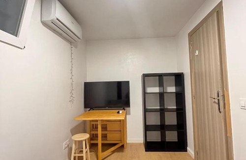 El Camp de l'Arpa del Clot Hostel | Artistic Student House