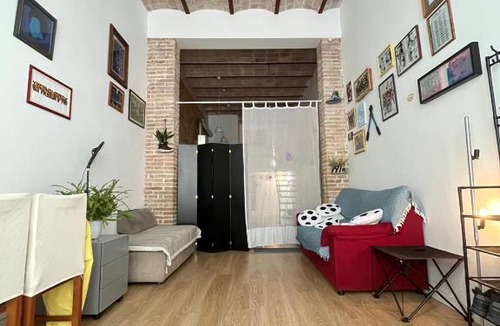 El Camp de l'Arpa del Clot Hostel | Artistic Student House