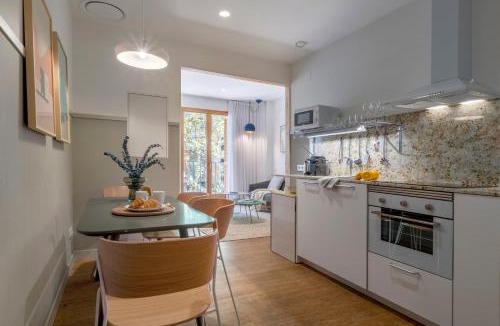 L'Antiga Esquerra de l'Eixample Apartment | Aspasios City Oasis Apartments