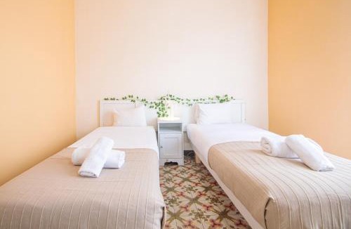 el Fort Pienc Apartment | Be barcelona arco del triunfo sunny colors 2