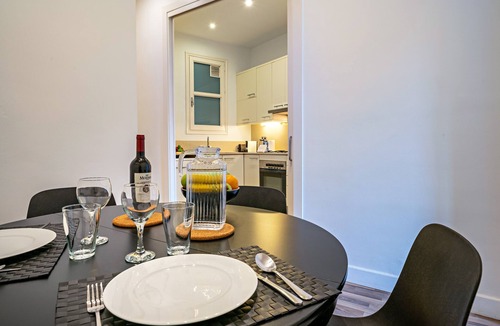 L'Antiga Esquerra de l'Eixample Apartment | Beautiful 2 bedroom with a balcony