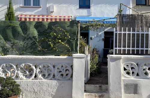 Masnou House | Blue house offers sea and city