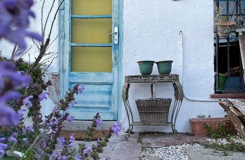Masnou House | Blue house offers sea and city