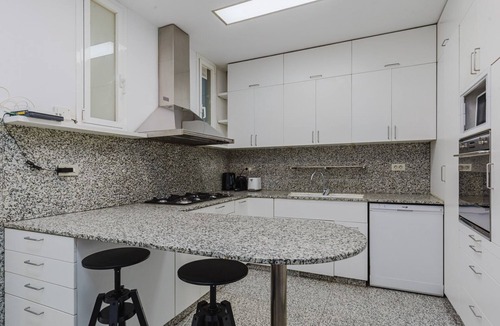 Les Corts Apartment | Blueground | Pedralbes, AC, balcony, nr park
