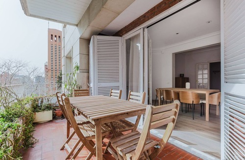 Les Corts Apartment | Blueground | Pedralbes, AC, balcony, nr park