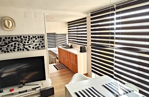 Vallpineda Apartment | Bright renovated apartment with views of the vineyards and sea plus pool