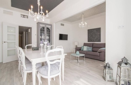 Les Corts Apartment | BY DAYS CLOSE TO FCB STADIUM, NICE & CONFORTABLE WITH A FREE PARKING SPACE