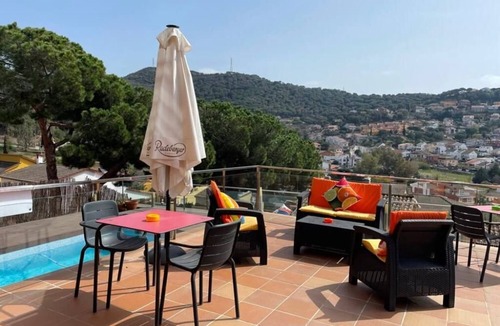 Sant Fost de Campsentelles Villa | Chambre à 30 Minutes de Barcelone Avec Salle de Bain et Piscine Partagées