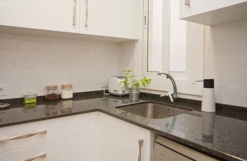 la Vila de Gracia Apartment | Close Gaudi, Gracia equipped apartment, Barcelona, WIFI, balcony, AC & elevator