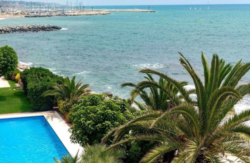 Sant Andreu de Llavaneres Apartment | Cosy apartment for 6 people with WIFI, pool, TV, balcony and parking