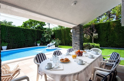 Masnou House | DELFIN - House for 8 with garden and private pool 15 minutes from Barcelona