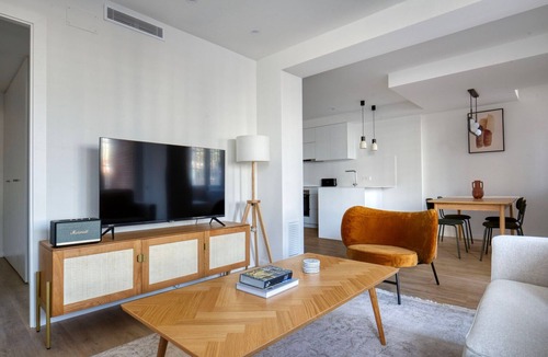 Sarria Apartment | Delightful Sarrià 3BR, w/Doorman & Fresh Renovation, by Blueground
