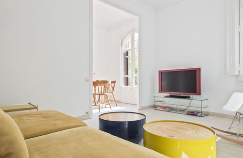 Sant Gervasi Apartment | Elegant and spacious 2 bedroom apartment in Barcelona with private balcony
