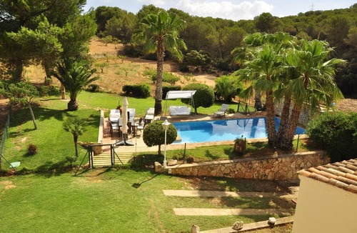 Castellet i la Gornal Villa | Holiday cottages surrounded by olive trees, grapevines and horses