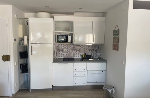 Castelldefels Apartment | Estudio Reformado Totalmente Equipado a 100 Metros de la Playa con Piscina
