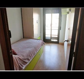 Badalona House | Habitación individual con cama supletoria.