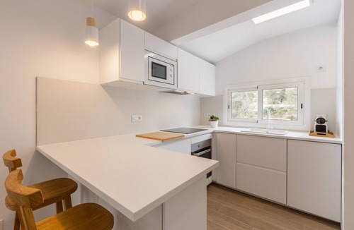 Canyelles House | Holiday Home "Casita Palmeras" with Mountain View, Private Garden & Wi-Fi