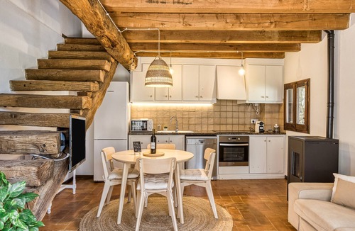 Beguda House | Holiday Home 'El Niu' with Mountain View, Wi-Fi and Air Conditioning