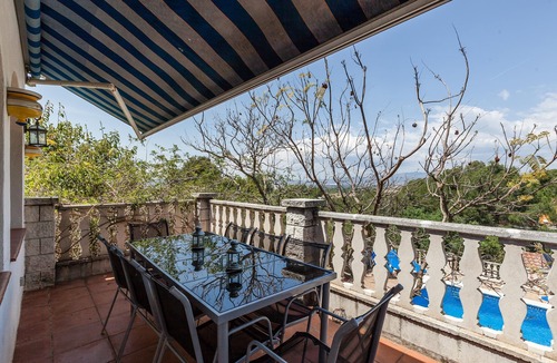 Castellet i la Gornal House | Holiday Home 'Villa Gessami' with Mountain View, Pool & Wi-Fi