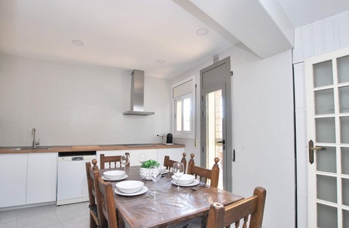 Badalona Ski Chalet | La casa del Pi · House in the city, next to Barcelona and beach