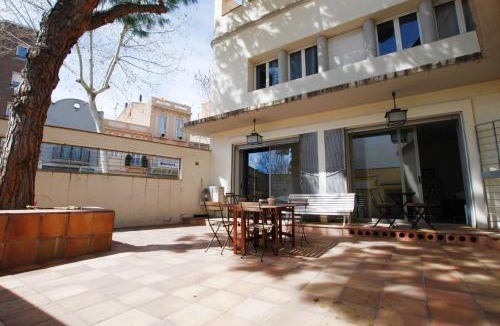 Badalona Apartment | La casa del Pi · La casa del Pi · House in the city, next to Barcelona and beach