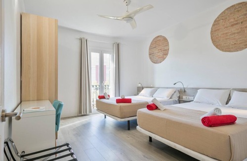 Sant Antoni Hostel | Large 4BR bright with balconies