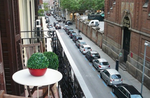 Sant Gervasi Apartment | MIRALL,EN EL MEJOR BARRIO DE LA CIUDAD, frente a un mercado emblemático, rodeado de comercios y restaurantes y muy bien comunicado con todo.