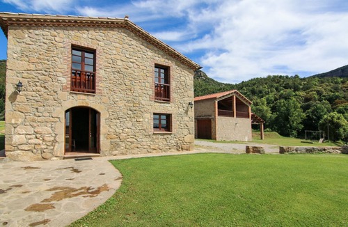 Casserres Villa | Perfect country home with excellent pool-view to Pyrenees