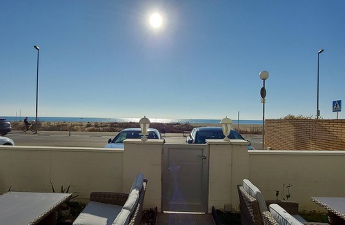 Sitges Apartment | Primera Línea de Mar, Jardín Privado y Piscina