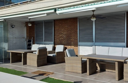 Sitges Apartment | Primera Línea de Mar, Jardín Privado y Piscina