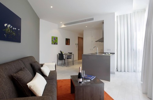 Les Corts Apartment | Quiet one-bedroom apartment and sofa bed