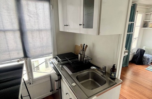 Quartier du Mail Apartment | Quiet Studio, Elevator Queen size bed+extra mattress for a kid < 10 years - AC