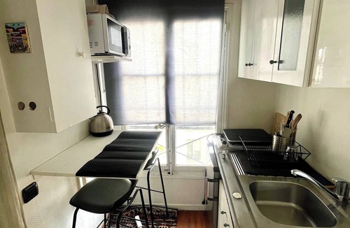 Quartier du Mail Apartment | Quiet Studio, Elevator Queen size bed+extra mattress for a kid < 10 years - AC