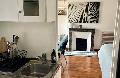 Quartier du Mail Apartment | Quiet Studio, Elevator Queen size bed+extra mattress for a kid < 10 years - AC