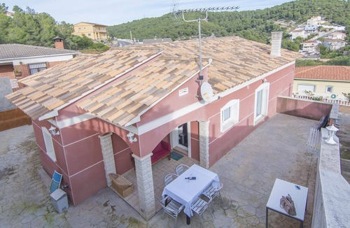 Castellet i la Gornal Villa | R83 Holiday house for 10 people between beach and mountains