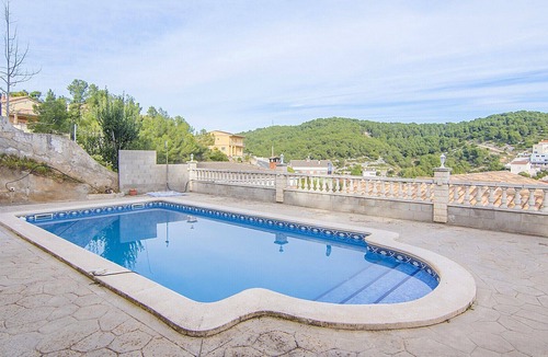 Castellet i la Gornal Villa | R83 Holiday house for 10 people between beach and mountains