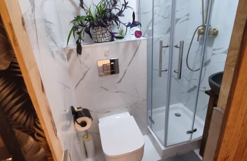 Nou Barris House | Room with private bathroom 3