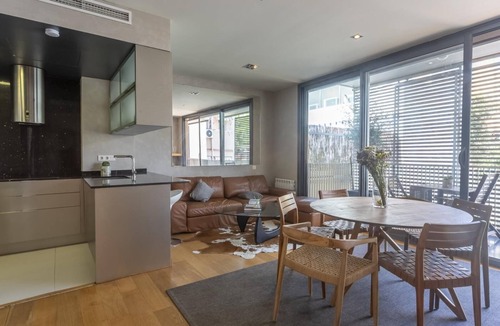 la Vila de Gracia Apartment | Sagrada Familia: Flat with pool & terrace, for 6