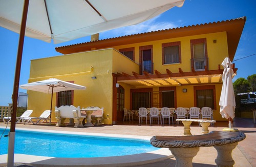Castellet i la Gornal Villa | Self catering Cal Vimón for 14 people