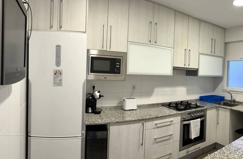 El Port Apartment | Spacious Apartment close to FIRA and Downtown