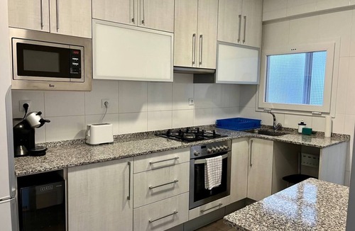 El Port Apartment | Spacious Apartment close to FIRA and Downtown