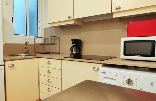 Gothic Quarter Apartment | Spacious 2-Bedroom Apt on La Rambla. Wifi &Central