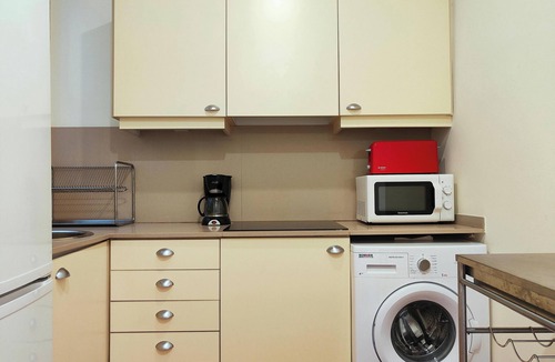Gothic Quarter Apartment | Spacious 2-Bedroom Apt on La Rambla. Wifi &Central
