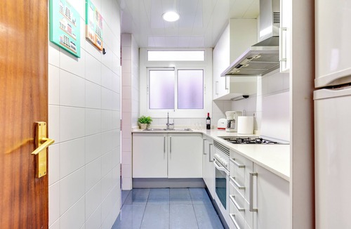 Sants-Badal Apartment | Spacious 4 Bedroom Apartment Fira BCN & Camp Nou