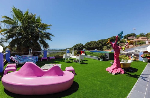 Teia House | Spectacular sea and mountain views in a house designed by an artist