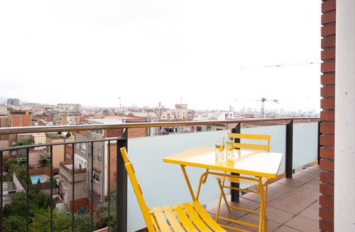 El Guinardo Apartment | SUNNY ATTIC, 2 TERRACES, PRIVATE SOLARIUM, 3 ROOM, 2 BATHS. 3 MIN TO SUBWAY.