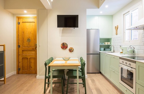 El Parc i la Llacuna del Poblenou Apartment | The apartment has a unique charm and personality, thanks to its stylish design. You’ll be surrounded by parks, great restaurants, local shops, and more. And to top it off, there’s a private balcony where you can relax.
