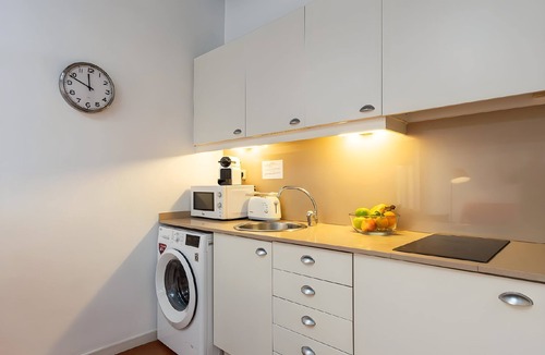 Gothic Quarter Apartment | Tranquil & Cozy with balcony! Plaça Catalunya. RI.