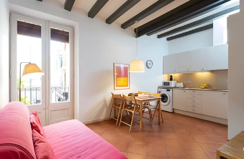 Gothic Quarter Apartment | Tranquil & Cozy with balcony! Plaça Catalunya. RI.